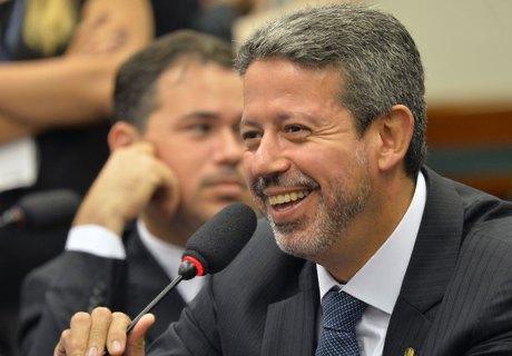 Arthur Lira é reconhecido por Paulo Guedes como o escudeiro do governo