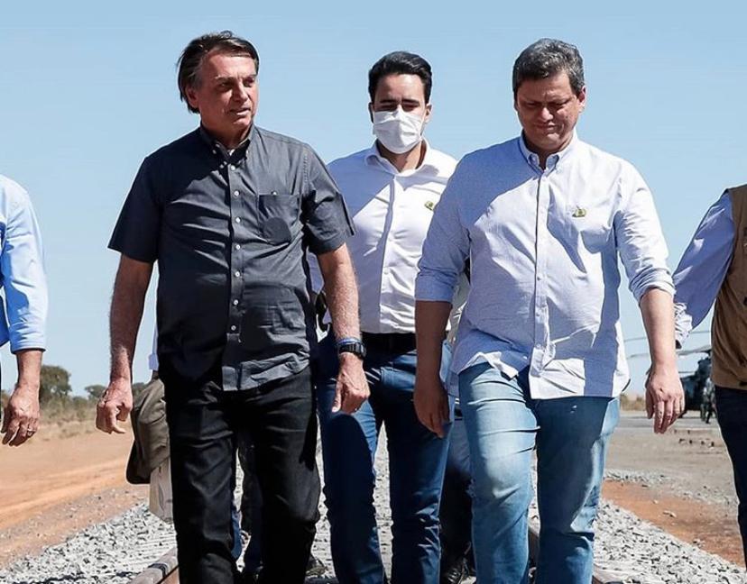 A convite de Bolsonaro, irmão de JHC entrega obras na Bahia