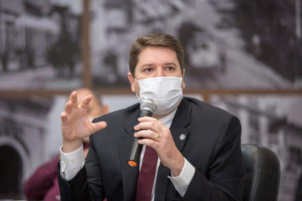 “Maceió precisa priorizar entrega de casas e saneamento básico”, afirma Davi Filho