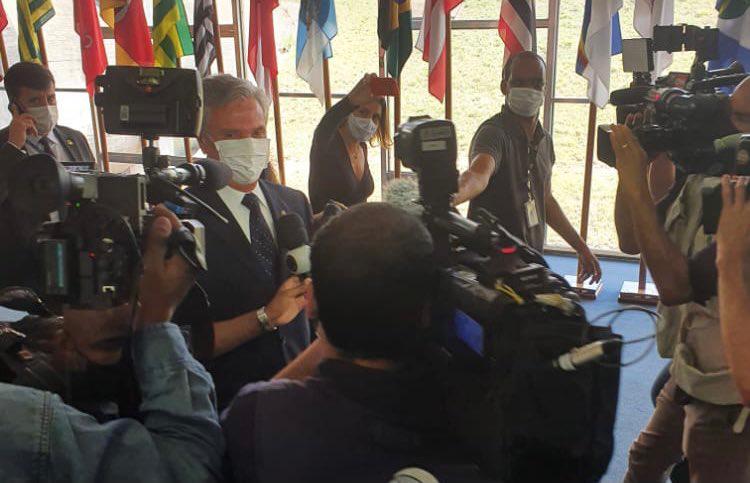 “Única visita que recebi hoje foi a do jardineiro”, diz Collor sobre mandados de busca e apreensão