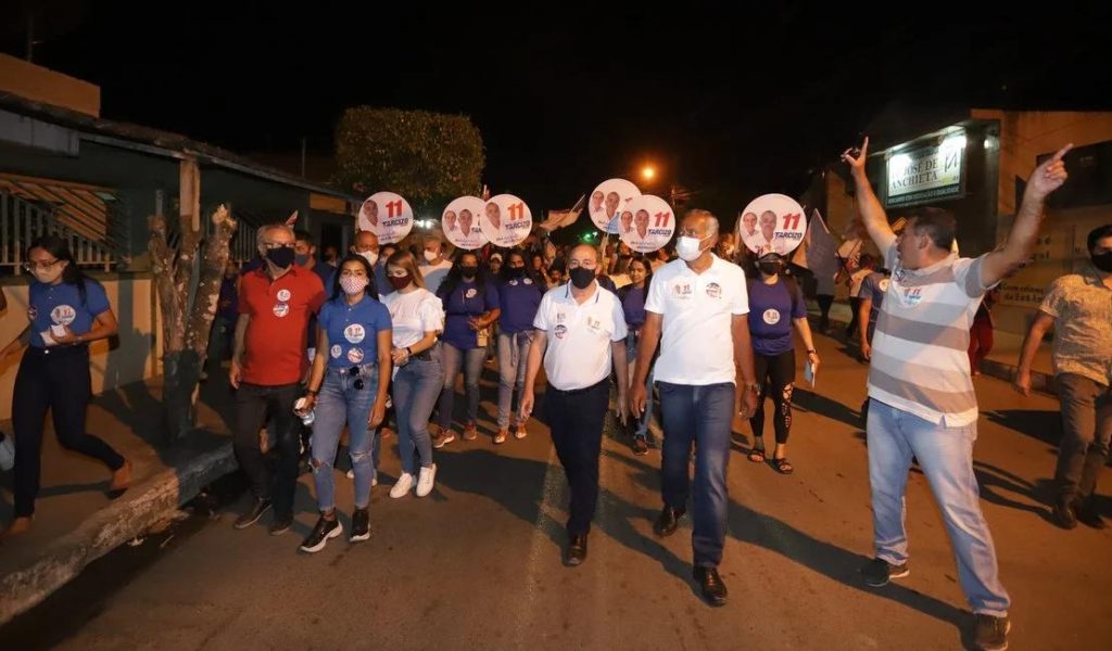 Tarcizo Freire, candidato a prefeito de Arapiraca, ouve demandas dos moradores no bairro Cacimbas