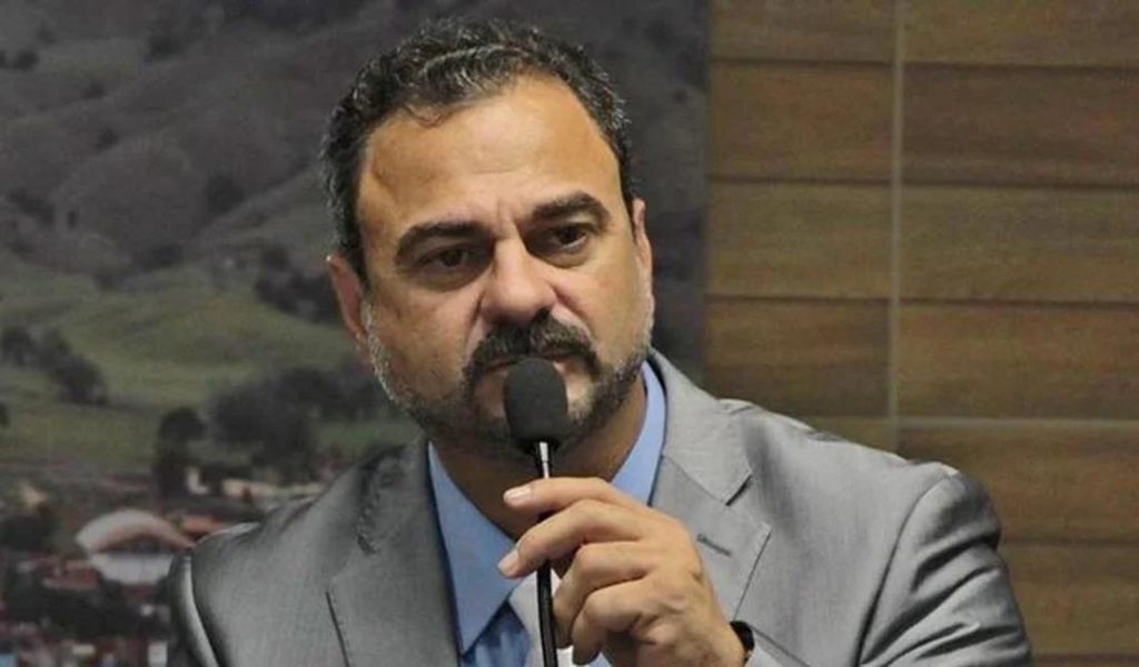 Justiça bloqueia bens de ex-prefeito e ex-secretária de educação de Maribondo por fraude em compra de livros