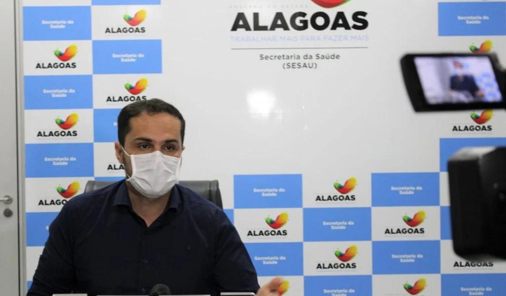 Ministério da Saúde promete vacina para janeiro; Ayres participa de reunião