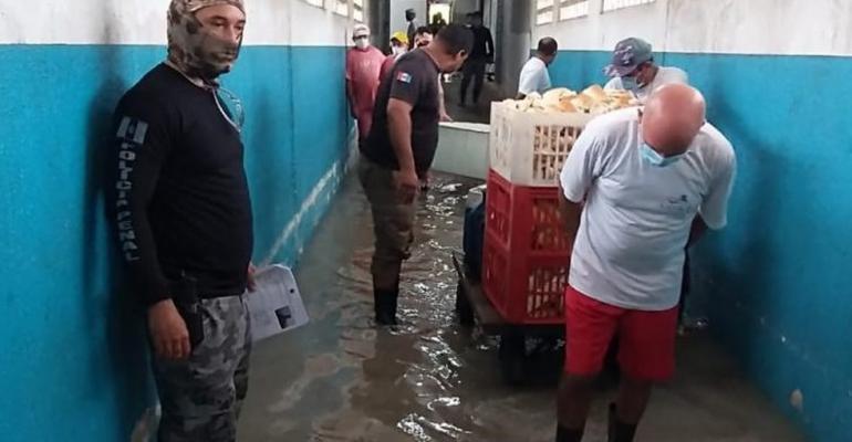 Presídio Baldomero Cavalcanti amanhece alagado