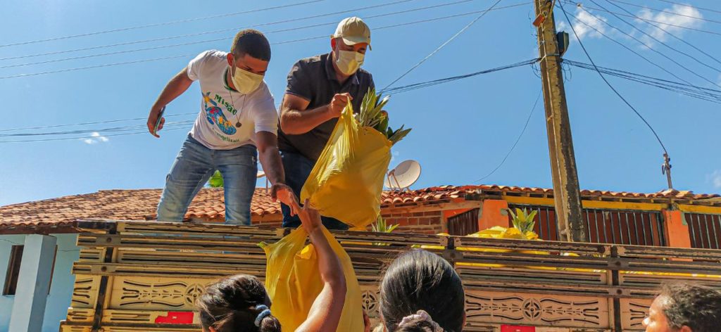 Prefeitura distribui frutas e verduras para comunidades carentes de Piaçabuçu
