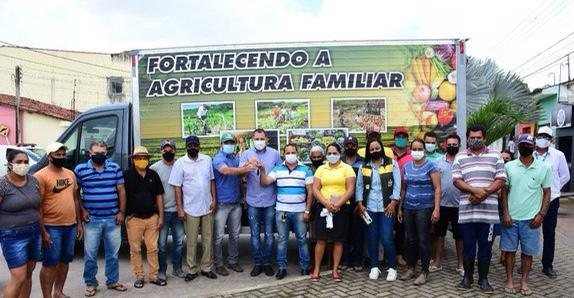 Prefeito de Campestre entrega caminhão para agricultores