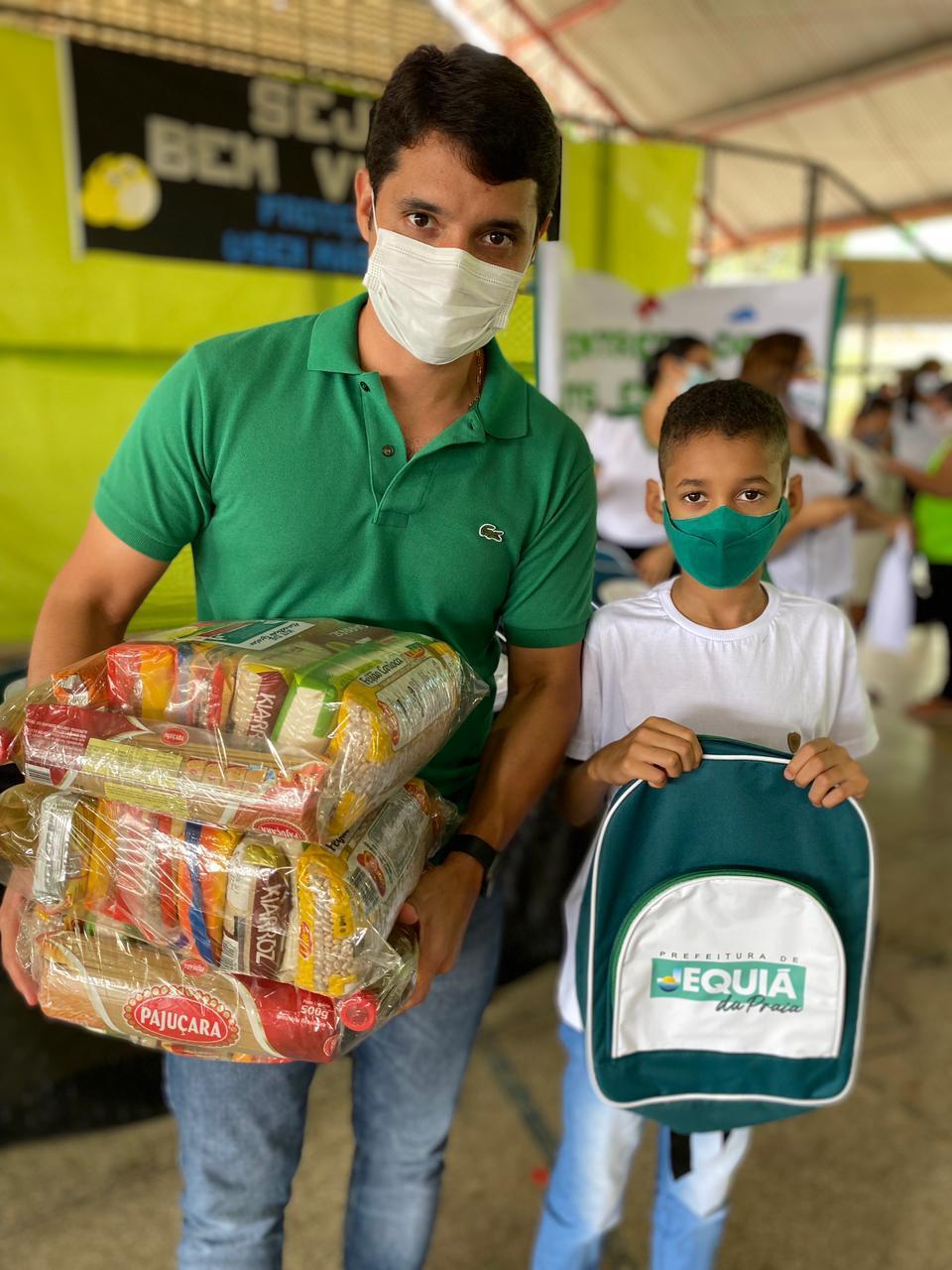 Prefeitura de Jequiá da Praia entrega kits escolares e kit merenda para alunos da Rede Municipal