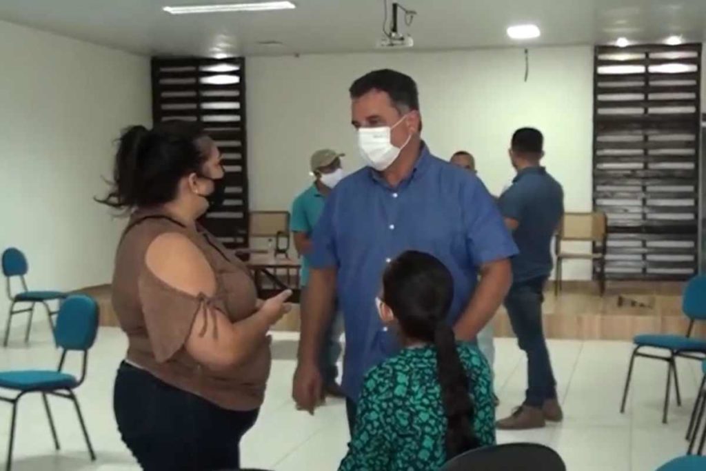 Kil reúne servidores e anuncia venda do SAAE