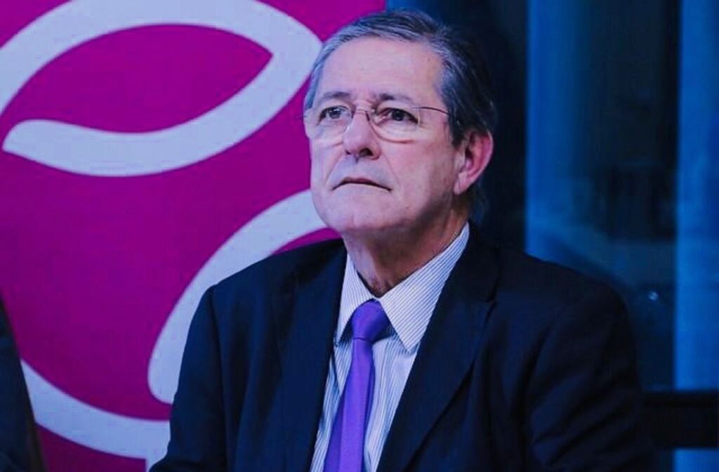 Professor e ex-deputado Regis Cavalcante lança pré-candidatura a governador