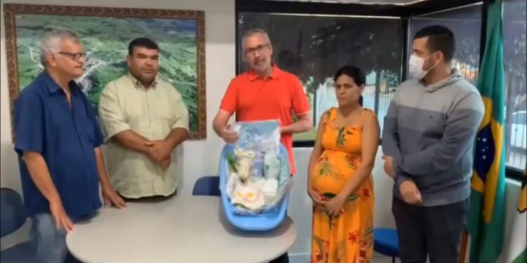 Prefeito de Chã Preta entrega mais um kit de enxoval para gestante do município