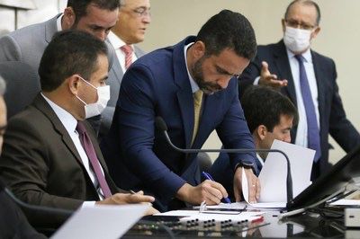 A vitória de Marcelo Victor: seu candidato a governador foi de deputado discreto a nome nacional em seis meses