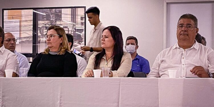 BARRA DE STO ANTÔNIO: Prefeita Lívia Carla participa de reunião com governador para garantir apoio às famílias afetadas pelas fortes chuvas