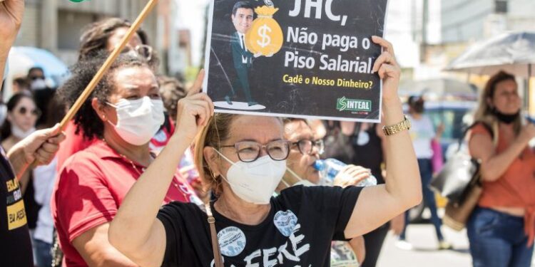 Profissionais da educação entram em greve nesta segunda em Maceió