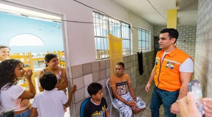 JHC destaca importância da entrega de absorventes para vítimas das chuvas em Maceió: ‘Dignidade menstrual’