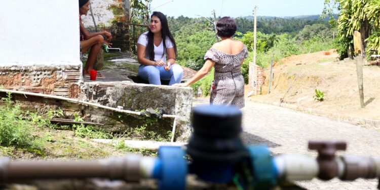 Gabi Gonçalves ouve drama de moradores sobre o abastecimento precário de água na região metropolitana