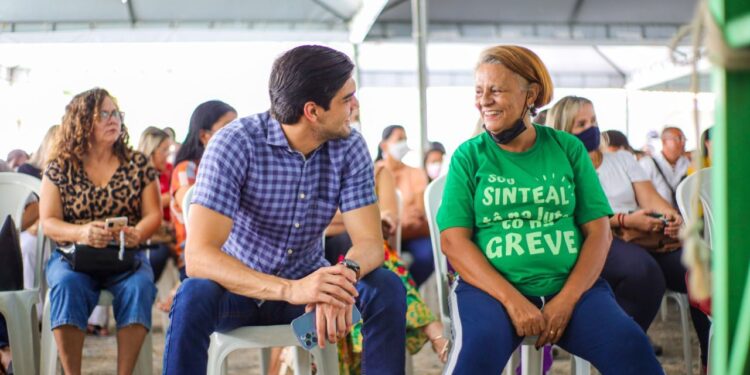 Profissionais da educação rejeitam proposta de 8% do prefeito JHC e greve é mantida em Maceió