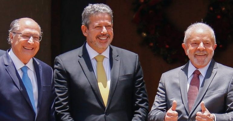 Lira e Renan disputam Lula, que negocia consenso