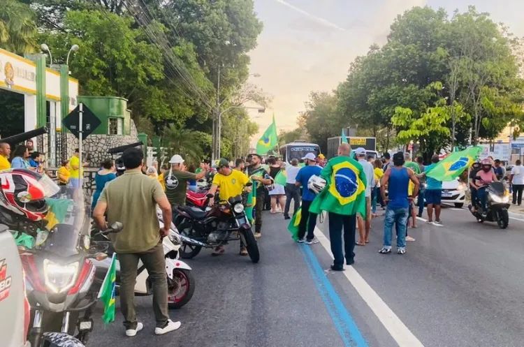 Apoiadores de Bolsonaro realizam ato em Maceió para contestar eleição