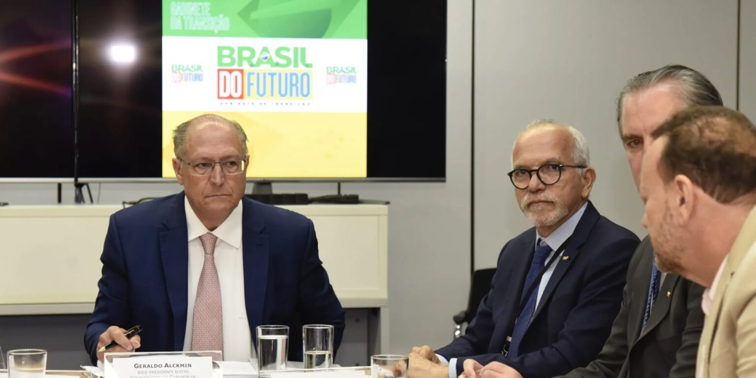 Edvaldo se reúne com Geraldo Alckmin e lhe entrega carta de médias e grandes cidades e suas demandas