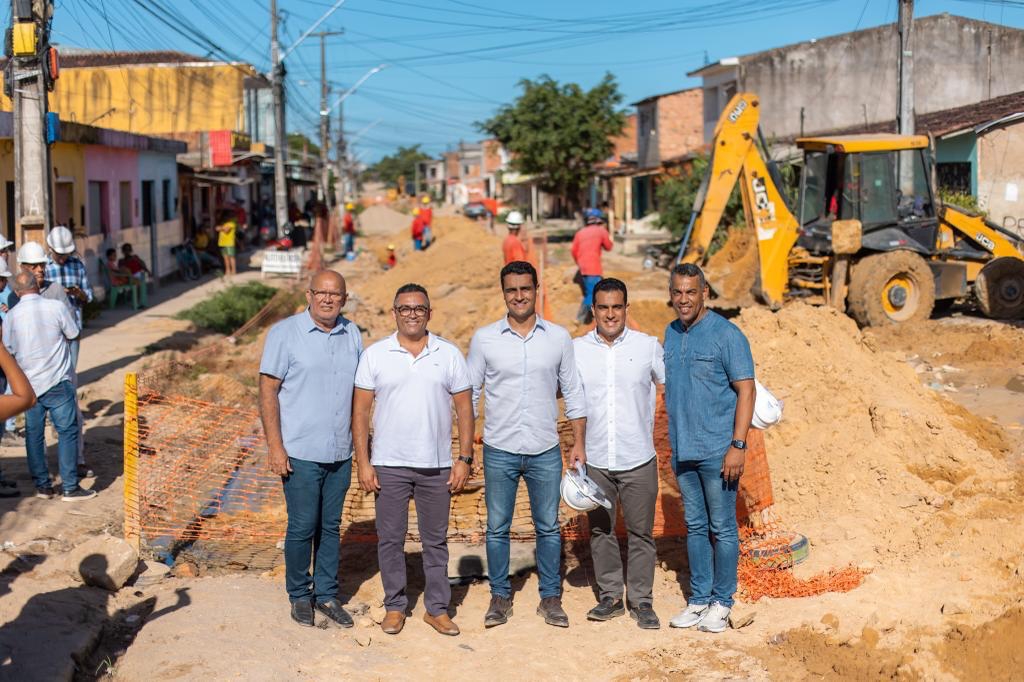 Prefeito JHC visita obra de saneamento básico na Avenida Gama Lins, no Cidade Universitária