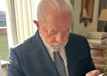 Janja posta foto de gravata de luxo que comprou para Lula em Portugal