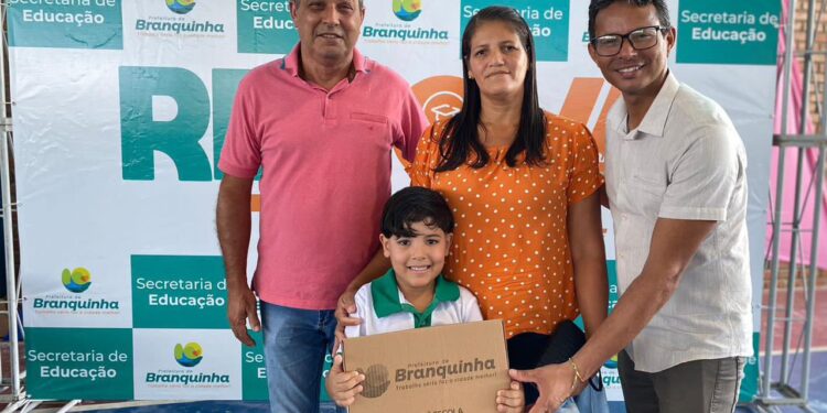 Prefeitura de Branquinha entrega mais de 3 mil kits escolares aos alunos e professores