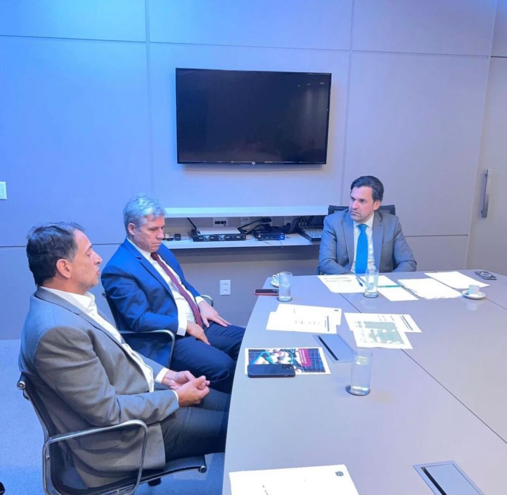 Relator da MP 1154, Isnaldo Bulhões Júnior discute medida com ministro e deputado