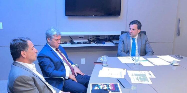 Relator da MP 1154, Isnaldo Bulhões Júnior discute medida com ministro e deputado