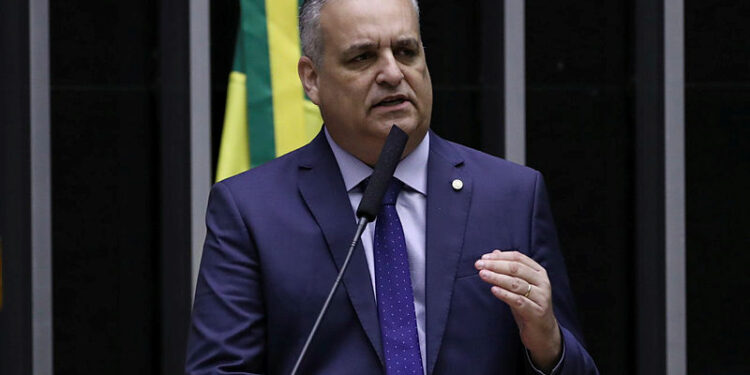 Alfredo Gaspar e grupo de deputados apresentam notícia-crime contra líder do MST por invasões do Abril Vermelho