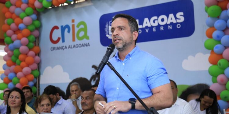Escola reaberta em Coqueiro Seco será de tempo integral, anuncia governador