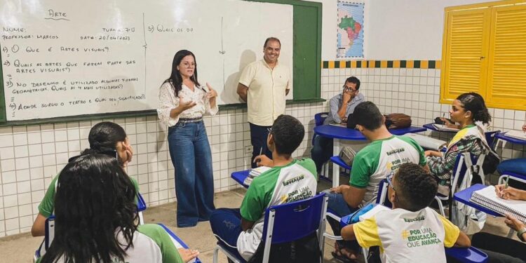 Prefeita da Barra de Santo Antônio inspeciona segurança nas escolas do município