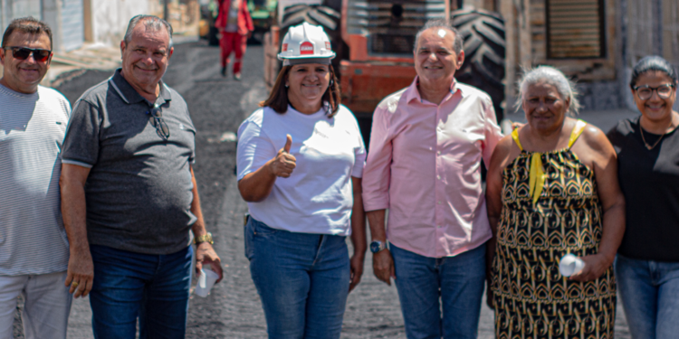 Ziane Costa acompanha início da pavimentação asfáltica no Distrito Barragem Leste