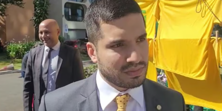 Governo Lula quer tirar André Fernandes da CPMI