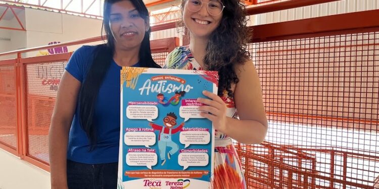 Teca Nelma percorre escolas de Maceió com cartazes informativos sobre o autismo