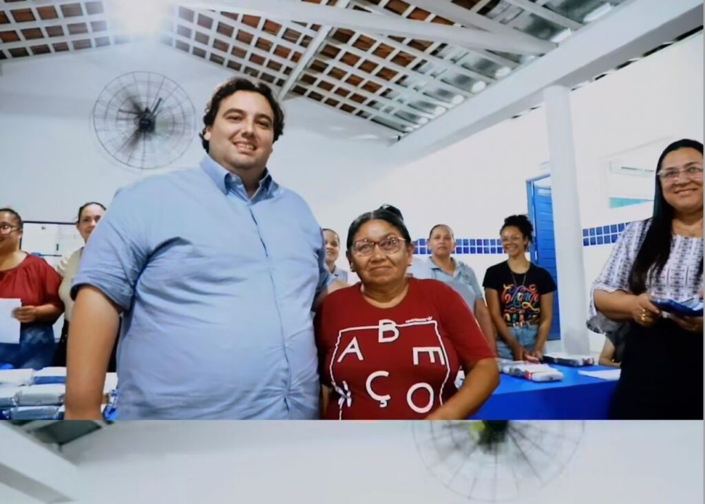 Prefeitura de Inhapi entrega óculos para alunos da rede municipal