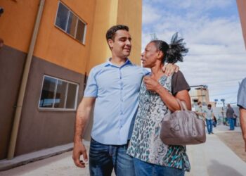 JHC nada sozinho da enseada da Pajuçara a praia da Sereia, sem ameaças à vista