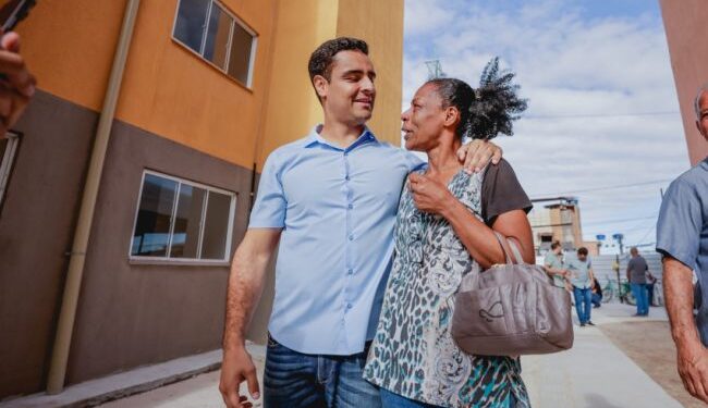 JHC nada sozinho da enseada da Pajuçara a praia da Sereia, sem ameaças à vista