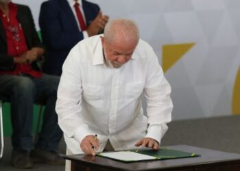 Presidente Lula sanciona lei que reajusta em 9% os salários dos servidores públicos federais – José Cruz/Agência Brasil