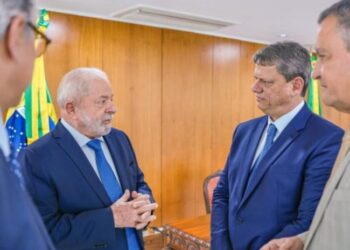 Tarcísio se explica para Lula e secretário que mentiu sobre “U$ 50 bilhões da Ucrânia” pode ser demitido