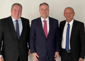 Ex-prefeito Cícero Cavalcante busca dinheiro em Brasília para “nossas duas cidades”