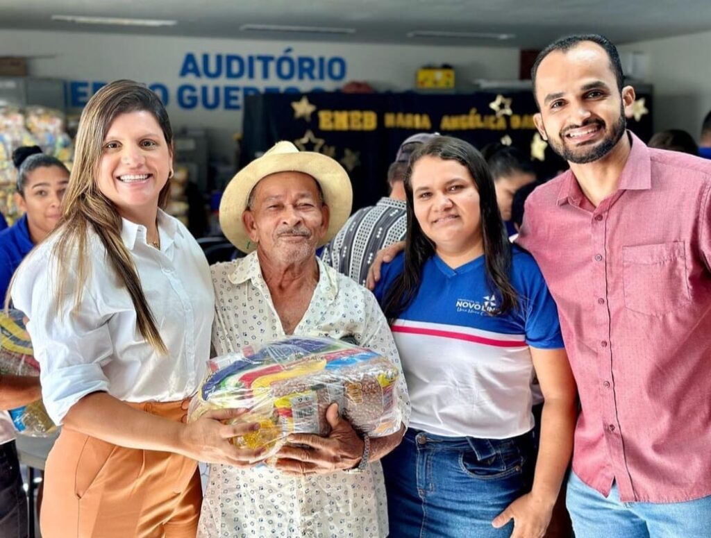 Prefeita Marcela entrega cestas básicas a alunos do EJA e 100 óculos a alunos de Novo Lino