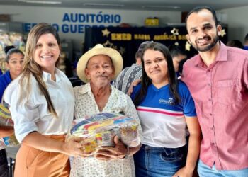 Prefeita Marcela entrega cestas básicas a alunos do EJA e 100 óculos a alunos de Novo Lino