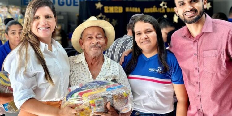 Prefeita Marcela entrega cestas básicas a alunos do EJA e 100 óculos a alunos de Novo Lino