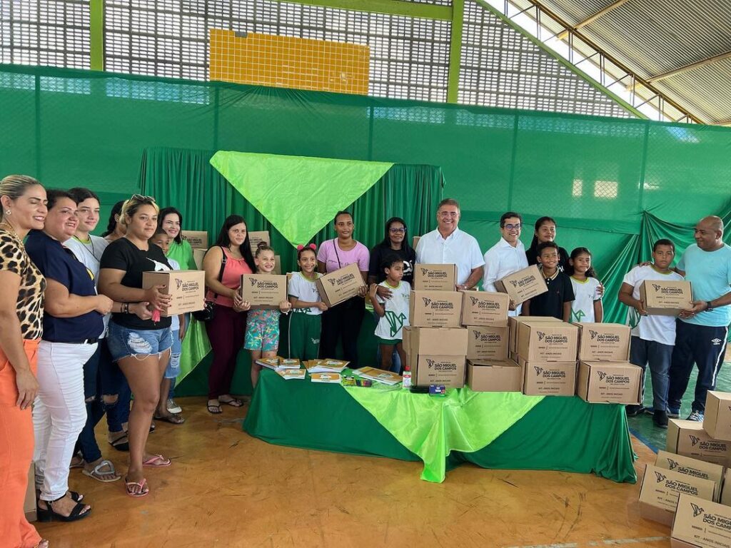 São Miguel dos Campos: alunos da rede municipal de ensino recebem kit escolar para 2023