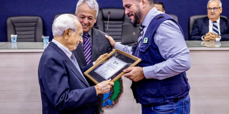 Leonardo Dias entrega título de cidadão honorário a Dom Henrique Soares da Costa