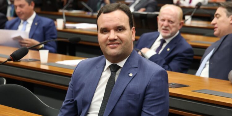 Deputado Luciano Amaral comemora aprovação do projeto do piso da Enfermagem