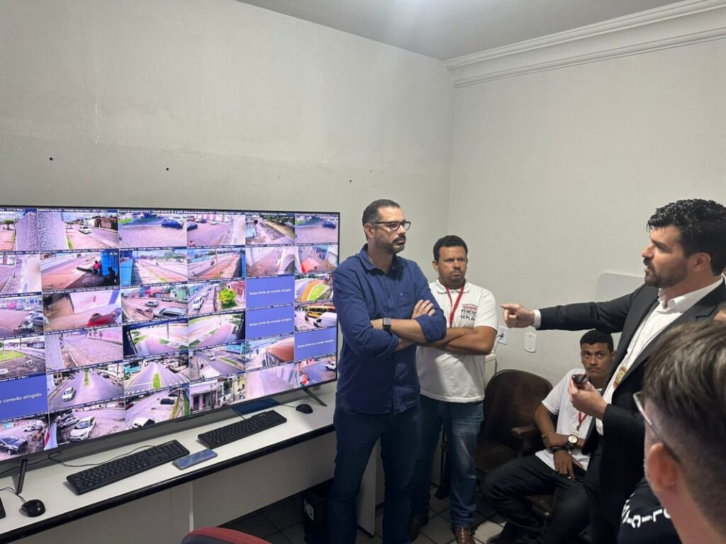 Delegado regional e comandante do 11º BPM visitam central de videomonitoramento da Prefeitura de Penedo