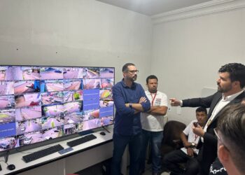 Delegado regional e comandante do 11º BPM visitam central de videomonitoramento da Prefeitura de Penedo