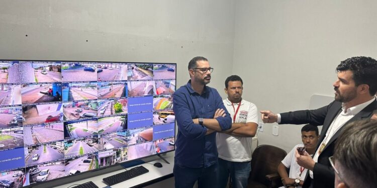 Delegado regional e comandante do 11º BPM visitam central de videomonitoramento da Prefeitura de Penedo