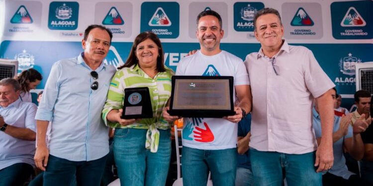 Paulo Dantas entrega 97 títulos agrários em Delmiro Gouveia